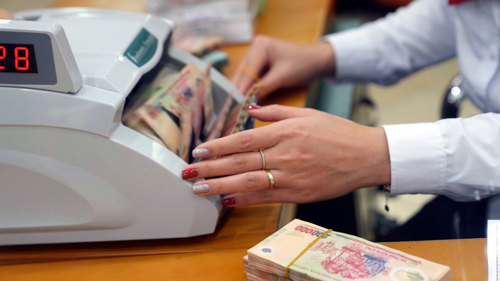 Lãi suất tiết kiệm tại nhiều ngân hàng hiện đã giảm mạnh về dưới mức 6%/năm cho kỳ hạn 12 tháng - 
Ảnh minh họa: Báo Thanh niên
