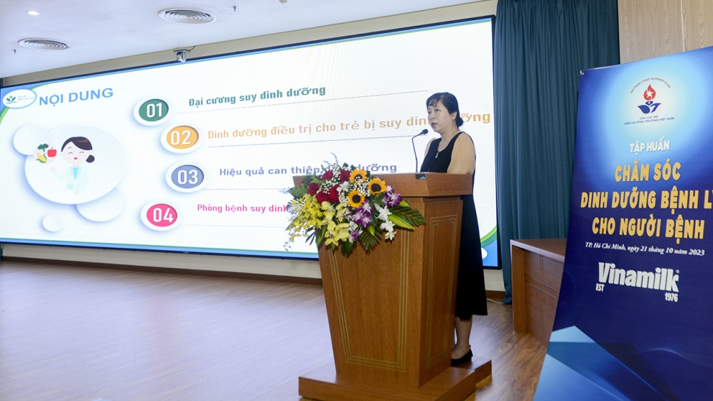 TS.BS. Lưu Thị Mỹ Thục – Trưởng khoa Dinh dưỡng, Bệnh viện Nhi Trung ương - chia sẻ tại buổi tập huấn “Chăm sóc dinh dưỡng bệnh lý cho người bệnh” do Vinamilk đồng hành cùng Câu lạc bộ Điều dưỡng trưởng Việt Nam tổ chức tại TPHCM hôm 21/10