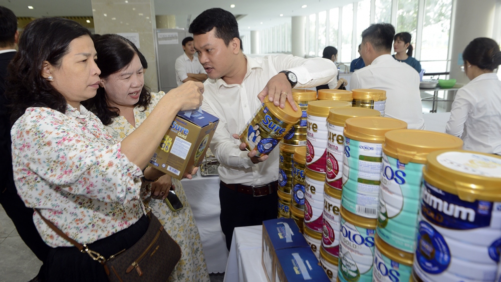 Các điều dưỡng trưởng, nhân viên y tế các bệnh viện tìm hiểu về thành phần giúp cải thiện tình trạng dinh dưỡng của bệnh nhân trước và sau phẫu thuật trong sản phẩm Vinamilk Sure Prevent Gold