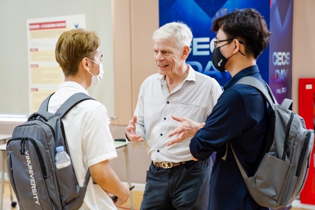 GS Laurent trong một buổi trao đổi với sinh viên của mình tại VinUni