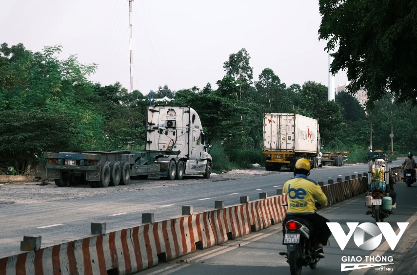 Những khu đất trống của công trình giờ đây trở thành điểm dừng đỗ xe hoặc nơi tập kết rác thải