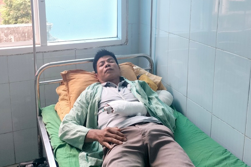 Anh Tòng Văn Tâm nằm viện điều trị sau khi bị 4 nhân viên thủy điện Nậm Be 2 hành hung