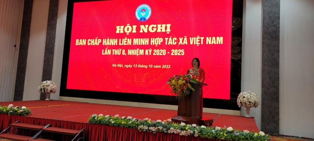Bà Cao Xuân Thu Vân phát biểu tại hội nghị