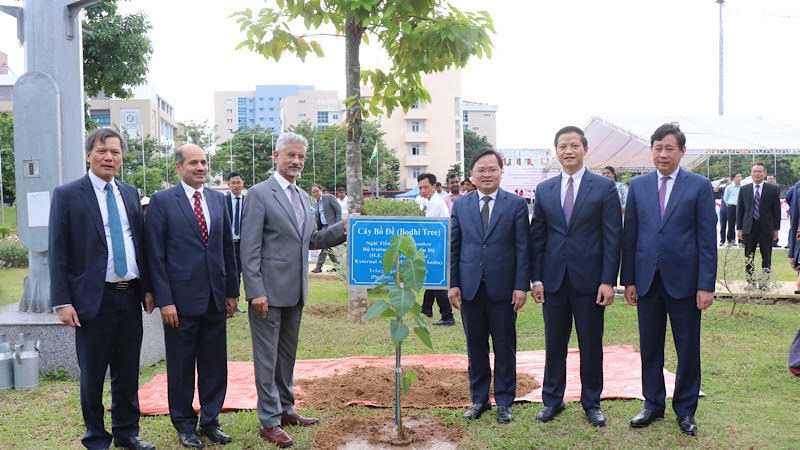 Các đại biểu trồng cây lưu niệm tại Công viên Hữu nghị quốc tế tỉnh Bắc Ninh