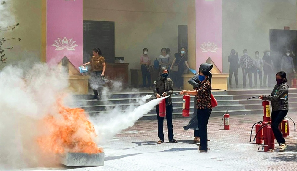 Cán bộ phụ nữ huyện Lương Tài tham gia tập huấn sử dụng bình chữa cháy