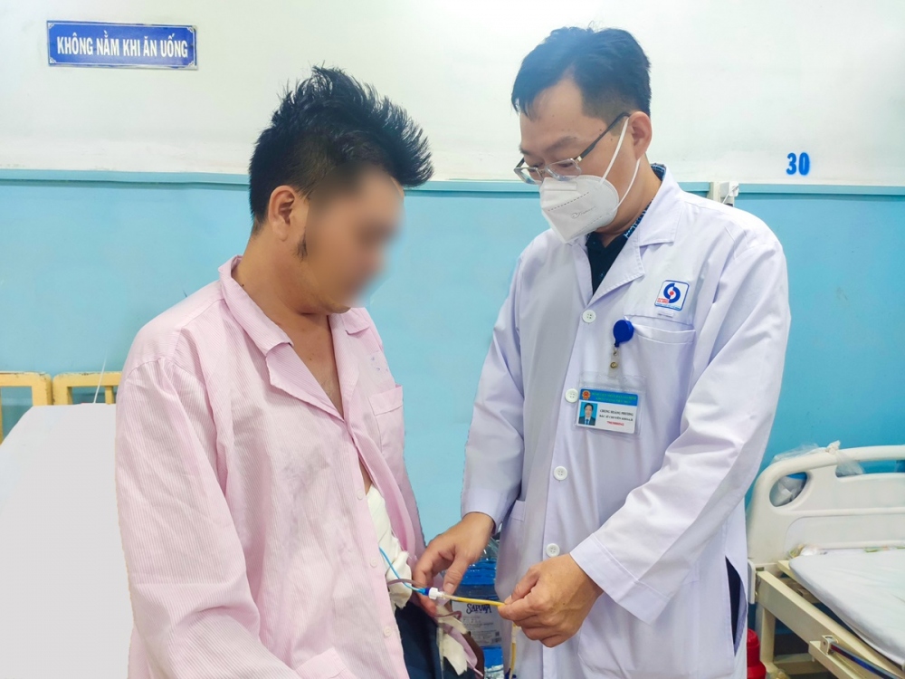 Bác sĩ kiểm tra dẫn lưu dịch mủ từ khối áp xe (Ảnh: Bệnh viện cung cấp)