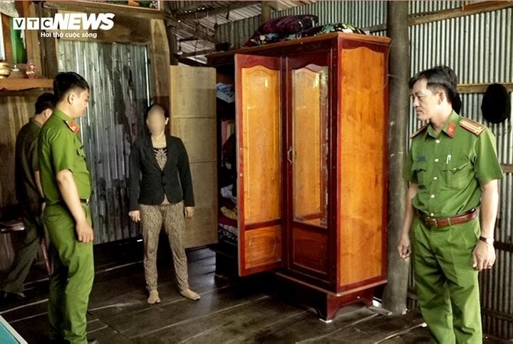 Công an khám nghiệm hiện trường. (Ảnh: Tiến Tầm)