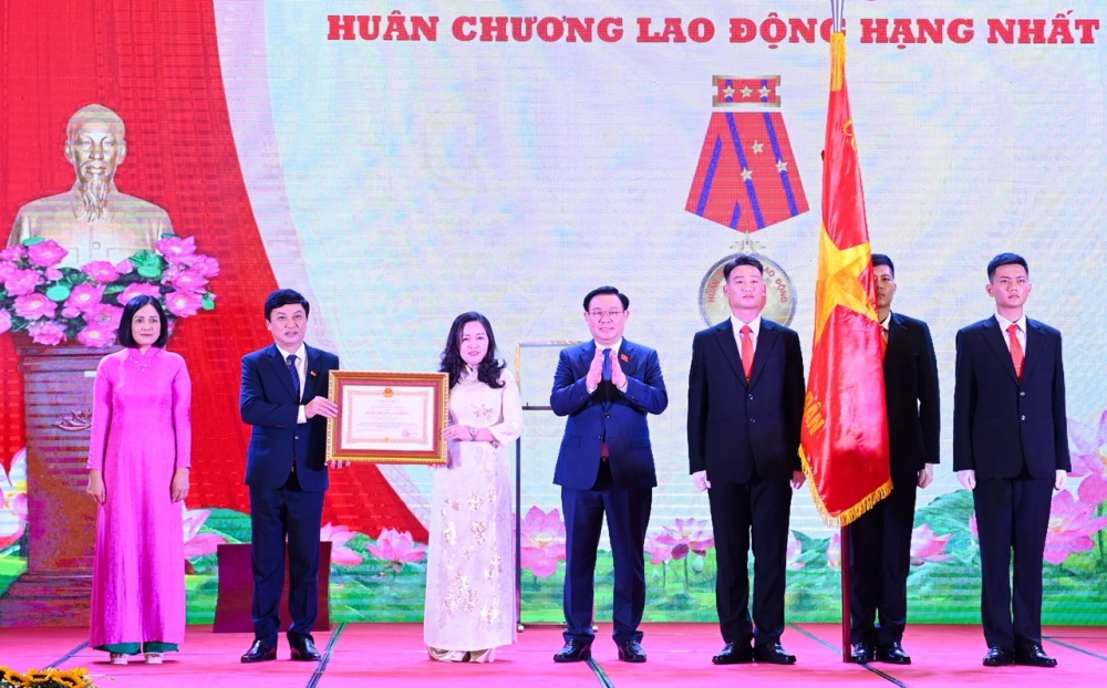 Chủ tịch Quốc hội Vương Đình Huệ trao Huân chương Lao động hạng Nhất cho Báo Đại biểu Nhân dân