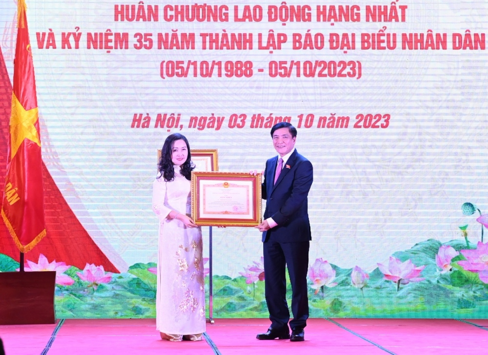 Bà Phạm Thị Thanh Huyền - Tổng Biên tập Báo Đại biểu Nhân dân nhận bằng khen của Thủ tướng Chính phủ