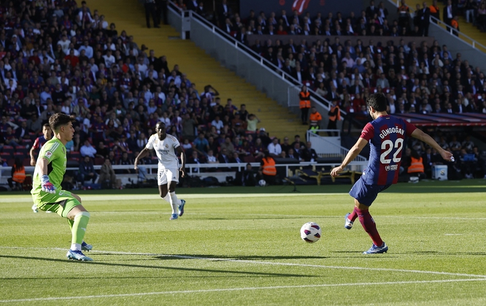 Gundogan ghi bàn mở tỷ số cho Barca. (Ảnh: Reuters)