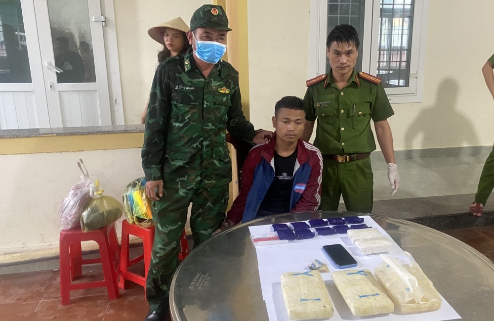 Bắt quả tang Hồ A Kinh đang vận chuyển 18.000 viên ma túy.