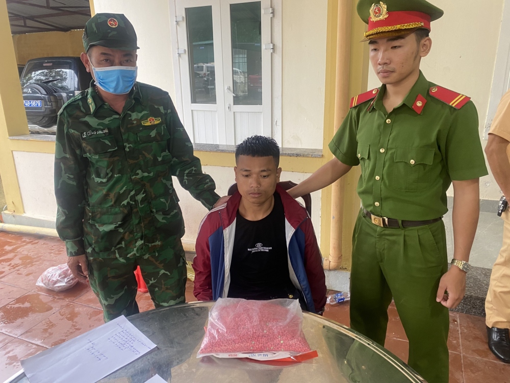 Hồ A Kinh cùng tang vật.