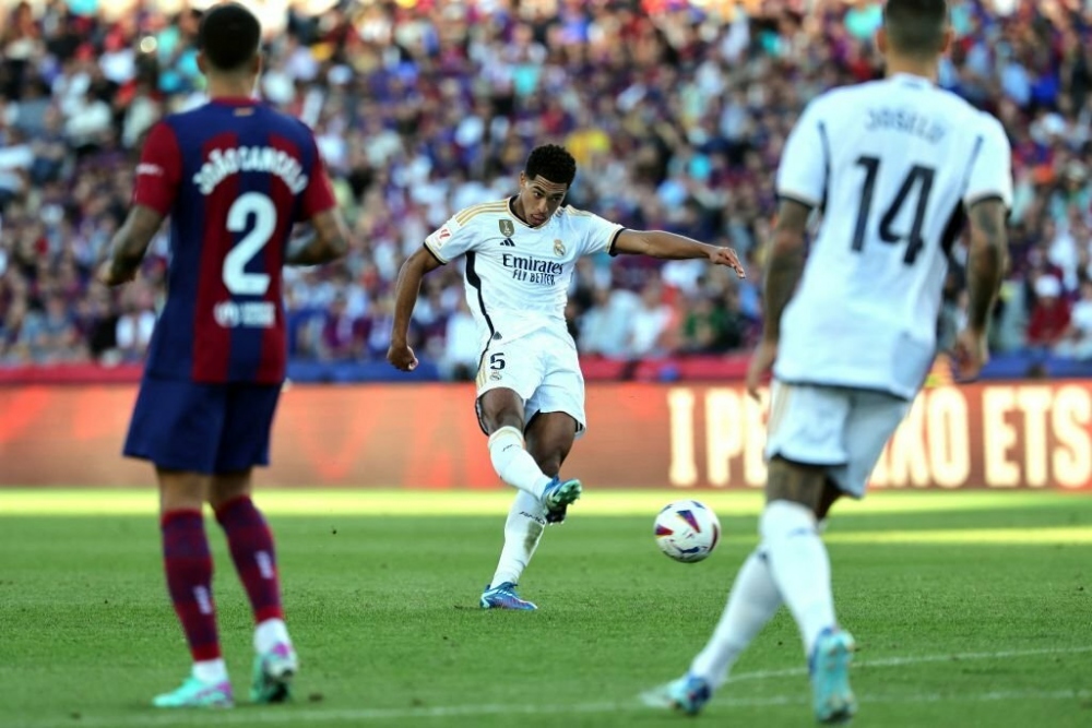 Bellingham tung cú sút xa cháy lưới Barca. (Ảnh: Getty)