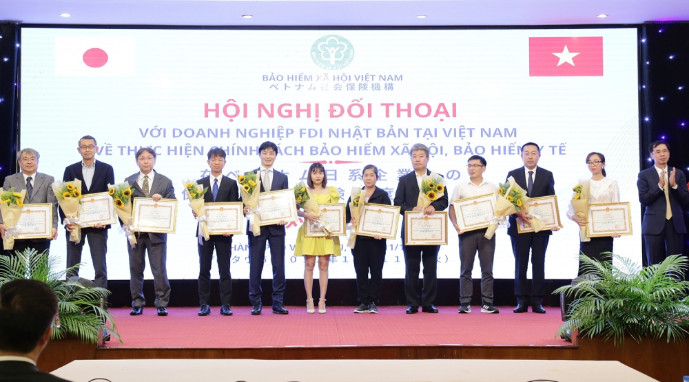 Cũng tại hội nghị, 12 doanh nghiệp FDI Nhật Bản có thành tích xuất sắc trong tổ chức thực hiện chính sách pháp luật về bảo hiểm xã hội, bảo hiểm y tế đã nhận Bằng khen của Tổng Giám đốc Bảo hiểm xã hội Việt Nam; trong đó có 3 doanh nghiệp thuộc tỉnh Đồng Nai là Công ty TNHH FICT Việt Nam, Công ty TNHH MITSUBA Việt Nam và Công ty TNHH Muto – Việt Nam.