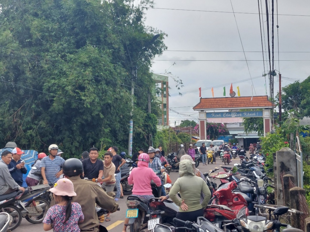 Rât đông người dân đến xem vụ việc.
