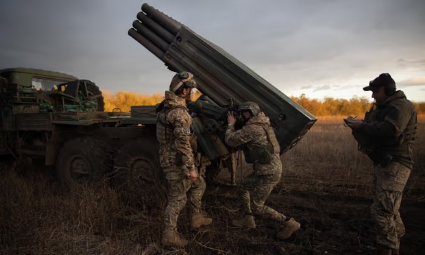 Binh sỹ Ukraine vận hành pháo Grad-1 ở Donetsk. Ảnh: Getty