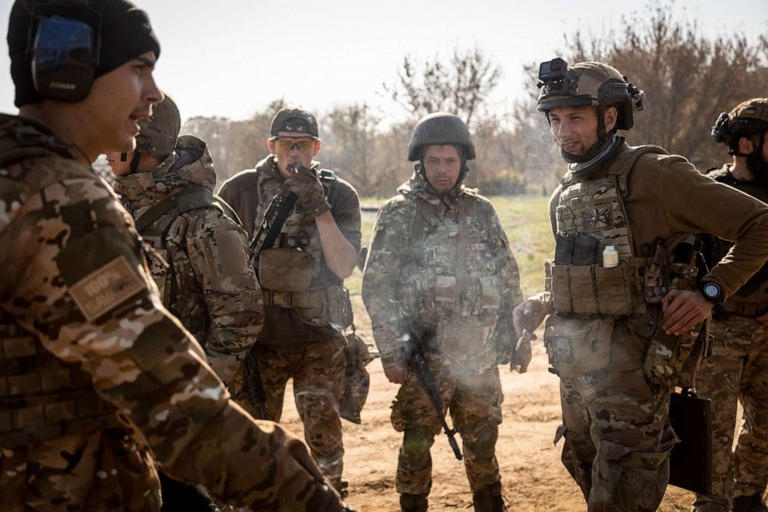 Binh sỹ Ukraine tại Donbass. Ảnh: EPA