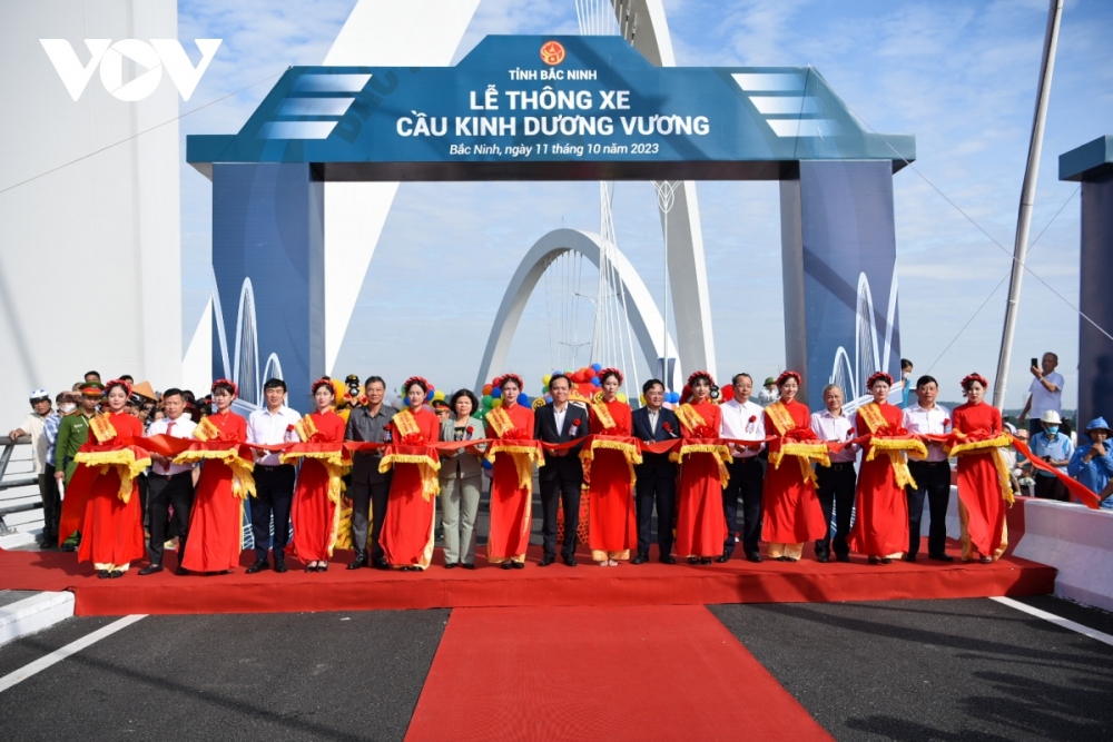 Kinh Duong Vuong bridge opens to traffic on October 11. The bridge is expected to boost connectivity in the Red River Delta, home to the capital city of Hanoi, as well as the major port city of Hai Phong and Quang Ninh province.