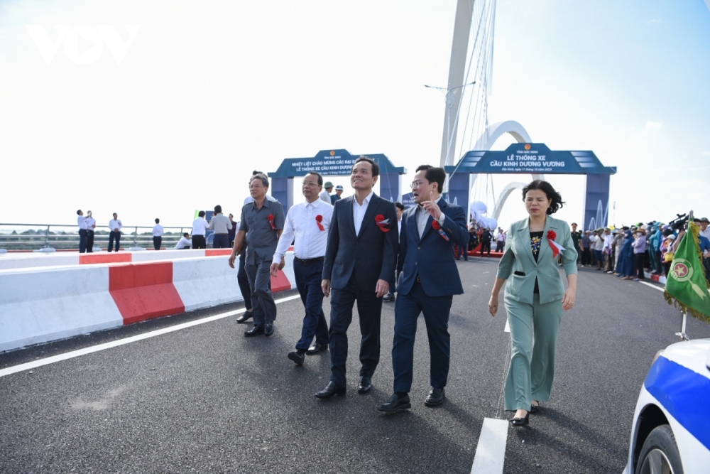 Deputy Prime Minister Tran Luu Quang (C) and the administration of Bac Ninh participate in the inauguration ceremony of Kinh Duong Vuong bridge.