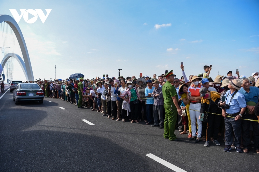 Crowds of local people partake in the inauguration ceremony of Kinh Duong Vuong bridge.