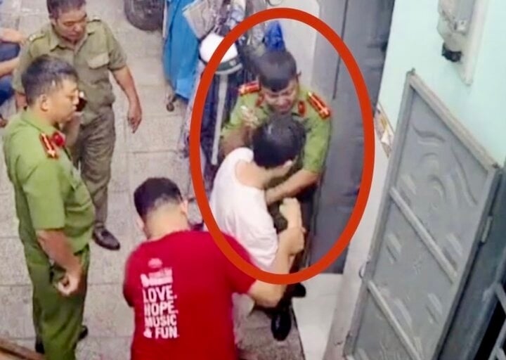 Công an bắt giữ đối tượng Chiến tại phòng trọ.
