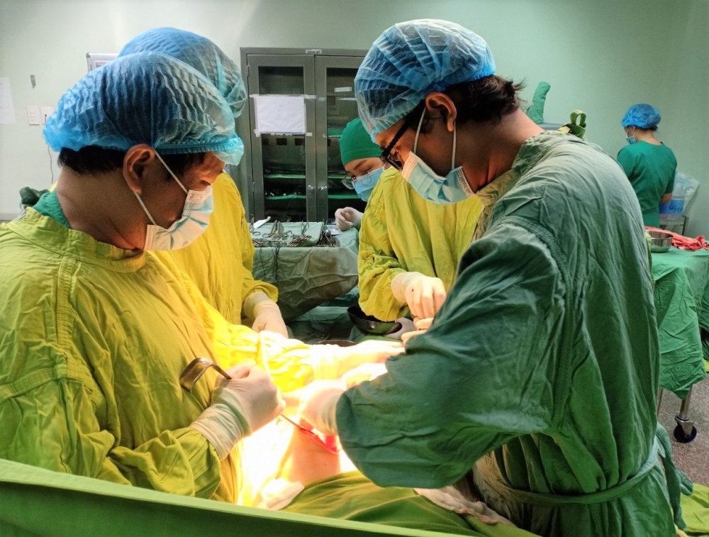 Các bác sĩ tiến hành phẫu thuật cho bệnh nhân.