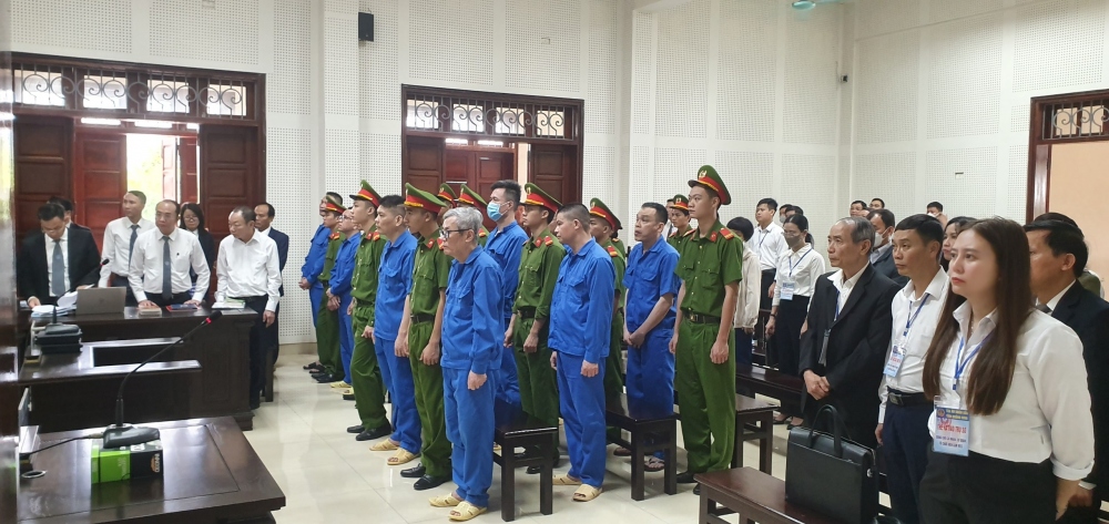 Trong số 16 bị cáo hầu tòa, có 4 bị cáo đã bỏ trốn, hiện đang bị truy nã đặc biệt gồm: Nguyễn Thị Thanh Nhàn (cựu Chủ tịch AIC), Nguyễn Hồng Sơn (cựu Phó Tổng giám đốc Công ty AIC), Trương Thị Xuân Loan (cựu Trưởng Ban Quản lý dự án 3 Công ty AIC), Nguyễn Thị Tích (cựu Trưởng phòng hồ sơ pháp chế của Công ty AIC, kiêm Tổng giám đốc Công ty Mopha).