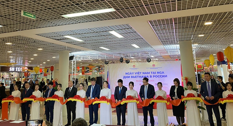 Các đại biểu cắt băng khai mạc “Ngày Việt Nam tại Nga”