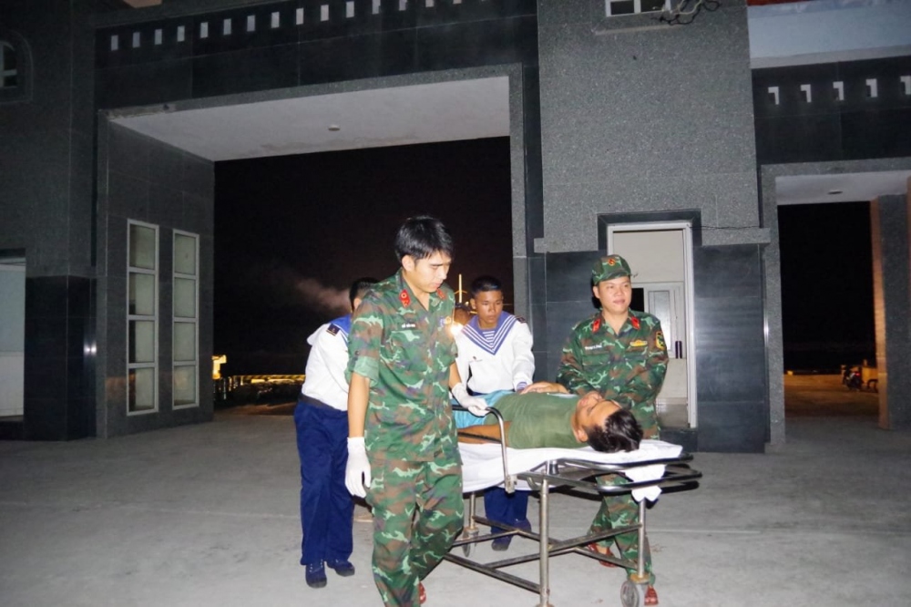 Cán bộ, chiến sĩ đảo Trường Sa đưa ngư dân Kiệt vào đảo cấp cứu.