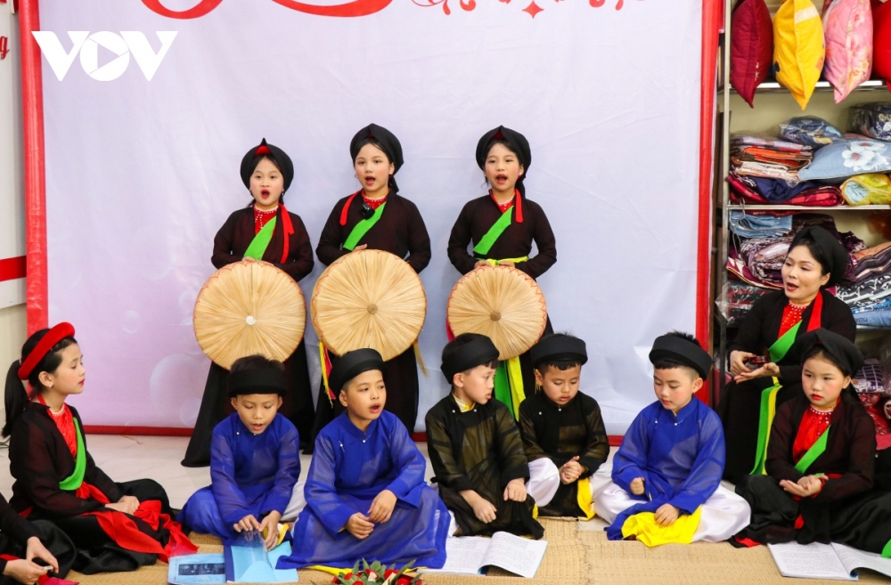 Các em thiếu nhi câu lạc bộ Quan họ măng non xã Hoàn Sơn, huyện Tiên Du, tỉnh Bắc Ninh trong một buổi sinh hoạt