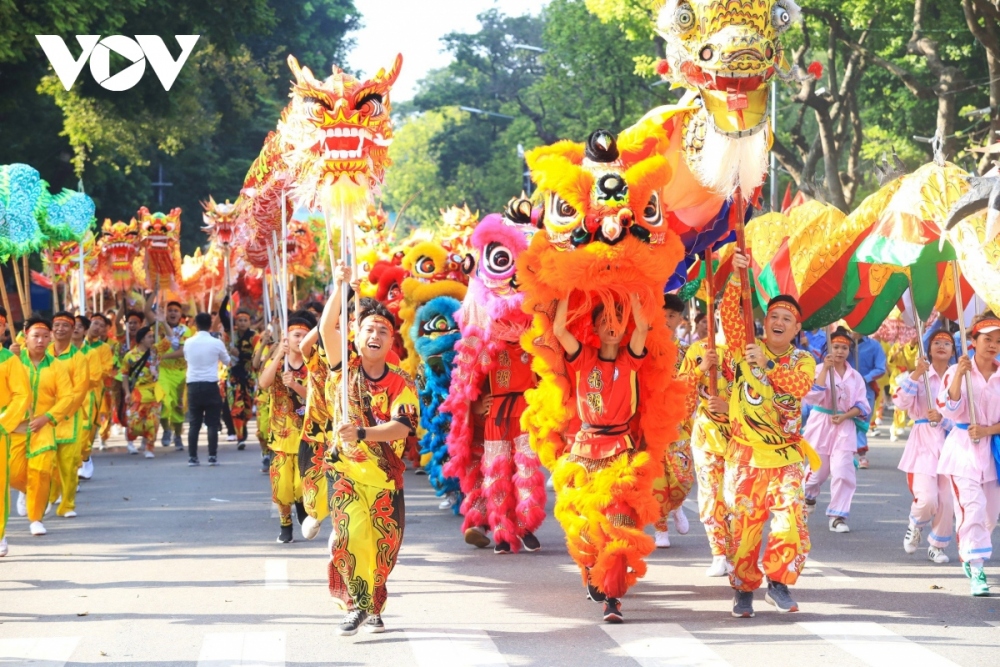 Hanoi Autumn Festival's highlight is a carnival at a pedestrian zone set up around Hoan Kiem Lake on October 1, attracting thousands of locals and tourists.