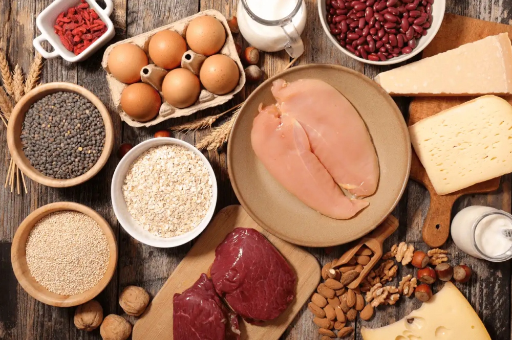 Ăn nhiều thực phẩm chứa protein: Protein là chất dinh dưỡng đa lượng giúp no lâu nhất. Khi bạn đã no, bạn sẽ ít có xu hướng ăn đồ ngọt và món tráng miệng hơn. Tăng cường các thực phẩm chứa protein ở mỗi bữa ăn như cá biển, thịt bò giúp duy trì năng lượng cơ thể trong quá trình cai nghiện đồ ngọt.