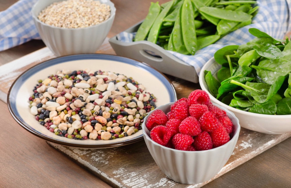 Ăn nhiều chất xơ: Chất xơ là một thành phần tạo cảm giác no khác, giống như protein. Ăn nhiều chất xơ giúp bạn no lâu hơn, giảm cảm giác thèm ăn vặt và thèm đường. Khi bạn tăng lượng chất xơ, hãy đảm bảo uống nhiều nước để giúp cơ thể xử lý chất dinh dưỡng này một cách hợp lý và tránh các tác dụng phụ khó chịu, như táo bón.
