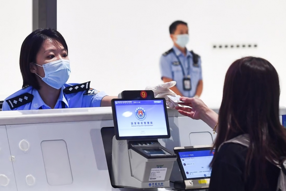 Trung Quốc hủy bỏ yêu cầu khai báo y tế khi xuất, nhập cảnh. Ảnh: Xinhua