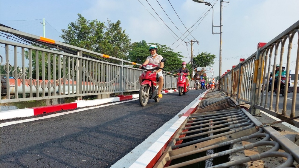 Cầu tạm bằng sắt chỉ cho xe máy di chuyển (Ảnh: H.K)
