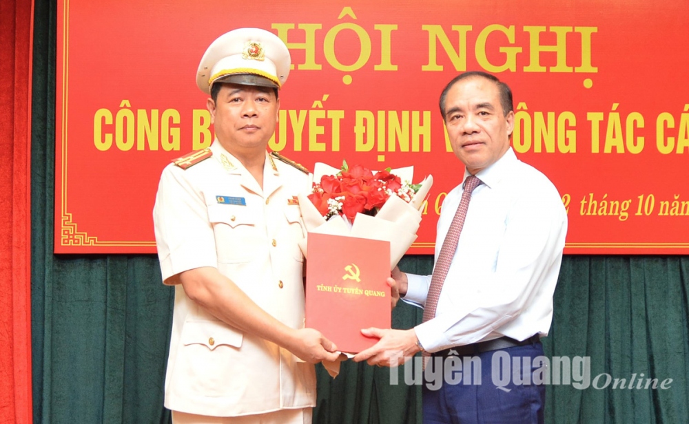 Bí thư Tỉnh uỷ Tuyên Quang Chẩu Văn Lâm trao Quyết định tiếp nhận và bổ nhiệm Thượng tá Phạm Hùng, Phó Giám đốc Công an tỉnh giữ chức vụ Phó Trưởng Ban Nội chính Tỉnh ủy. Ảnh: Báo Tuyên Quang