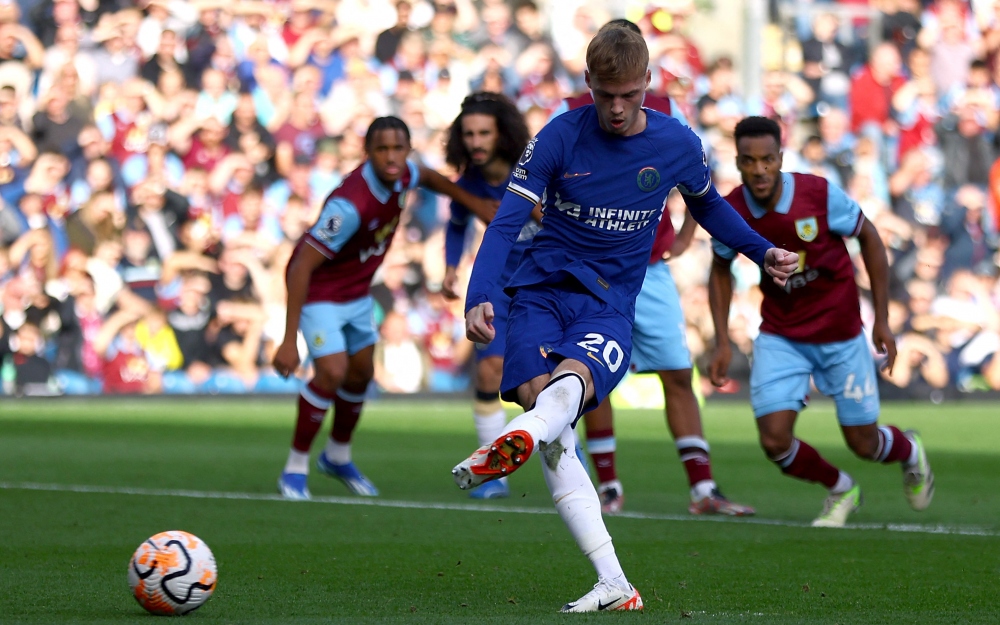Cole Palmer sút 11m thành công, nâng tỷ số lên 2-1 cho Chelsea.