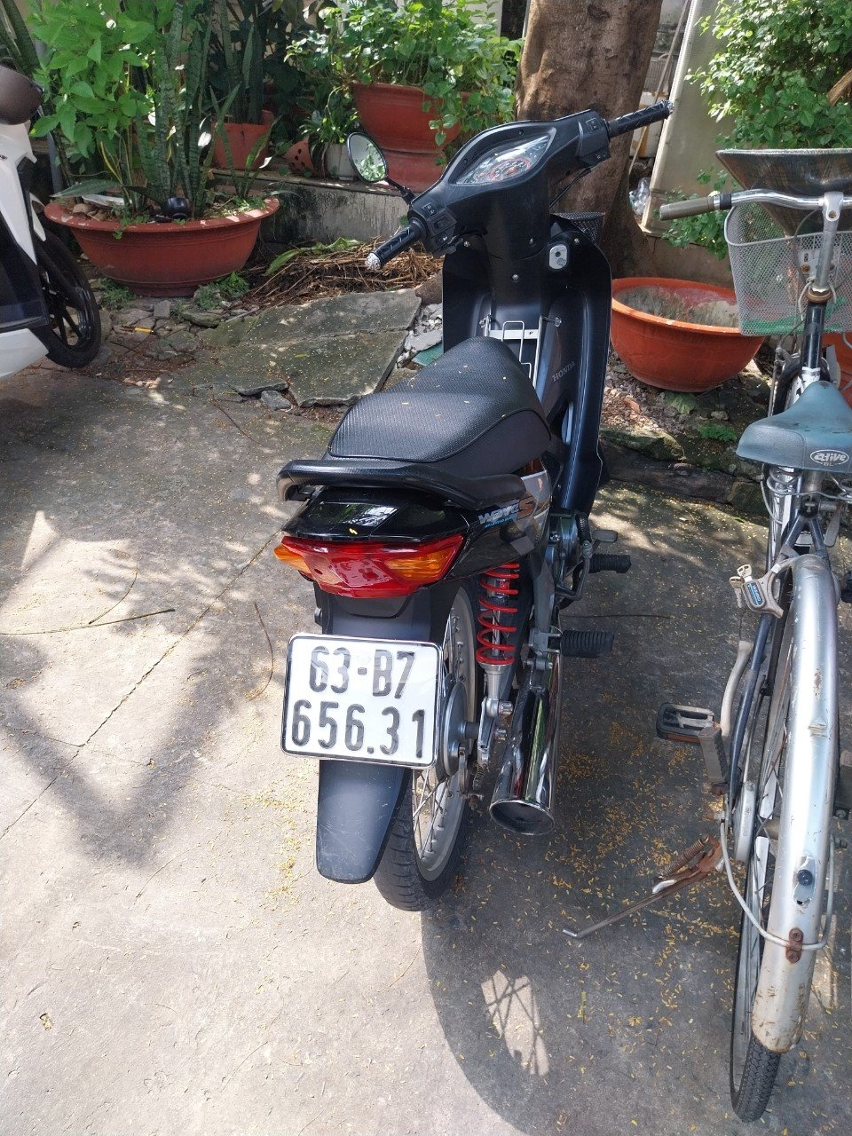 Chiếc xe mà 2 đối tượng vừa trộm được, trong lúc đẩy đi sửa chìa khoá thì gặp Tổ công tác 363. (Ảnh: N.H)