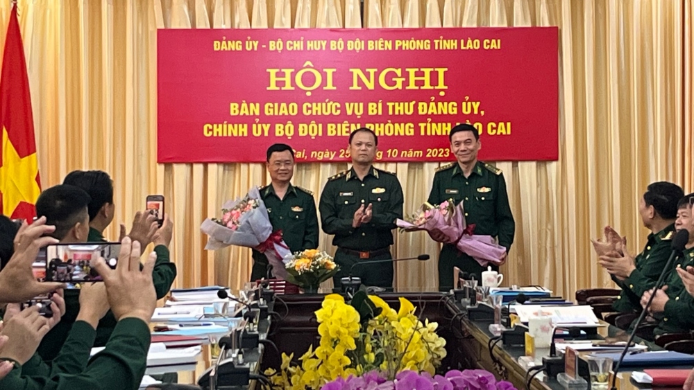 Trung tướng Nguyễn Anh Tuấn, Chính ủy Bộ đội Biên phòng tặng hoa chúc mừng Đại tá Trần Quang Tùng (trái) và Đại tá Nguyễn Trọng Ngữ (phải)