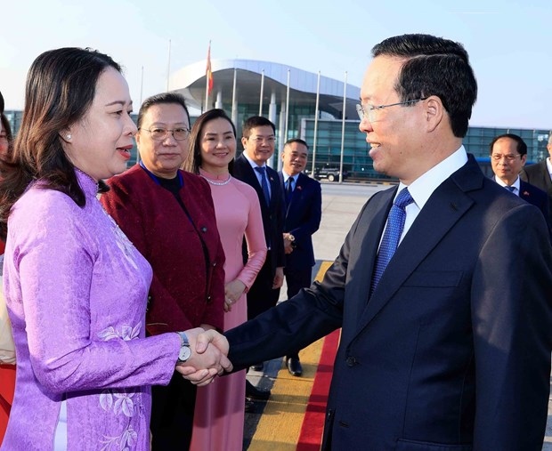 Phó Chủ tịch nước Võ Thị Ánh Xuân tiễn Chủ tịch nước Võ Văn Thưởng tại Sân bay quốc tế Nội Bài, Hà Nội. (Ảnh: Thống Nhất/TTXVN)