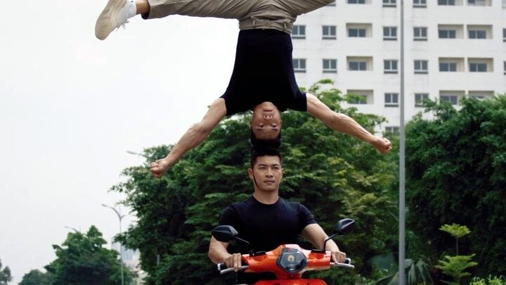 Hình ảnh hai nghệ xiếc Quốc Cơ - Quốc Nghiệp không đội mũ bảo hiểm làm xiếc trong clip quảng cáo gây xôn xao dư luận