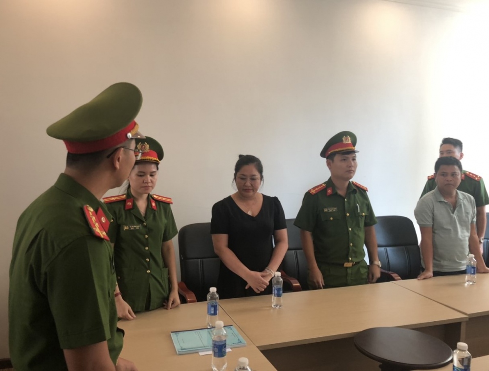 Cơ quan Cảnh sát điều tra Công an thành phố Đà Nẵng tống đạt các quyết định đối với Phan Thị Thanh (áo đen).