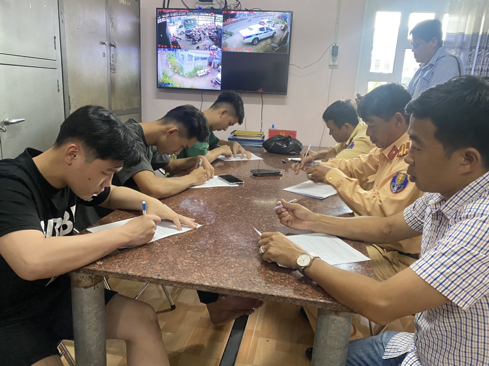Cơ quan công an làm việc với các đối tượng.