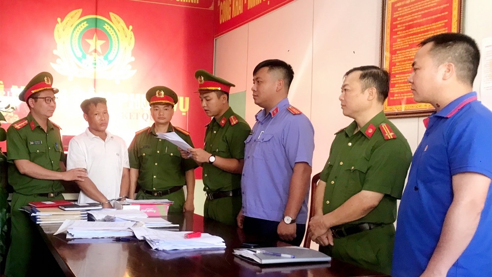 Cơ quan điều tra tống đạt các Quyết định, lệnh đối với bị can Vi Văn Huấn (áo trắng)