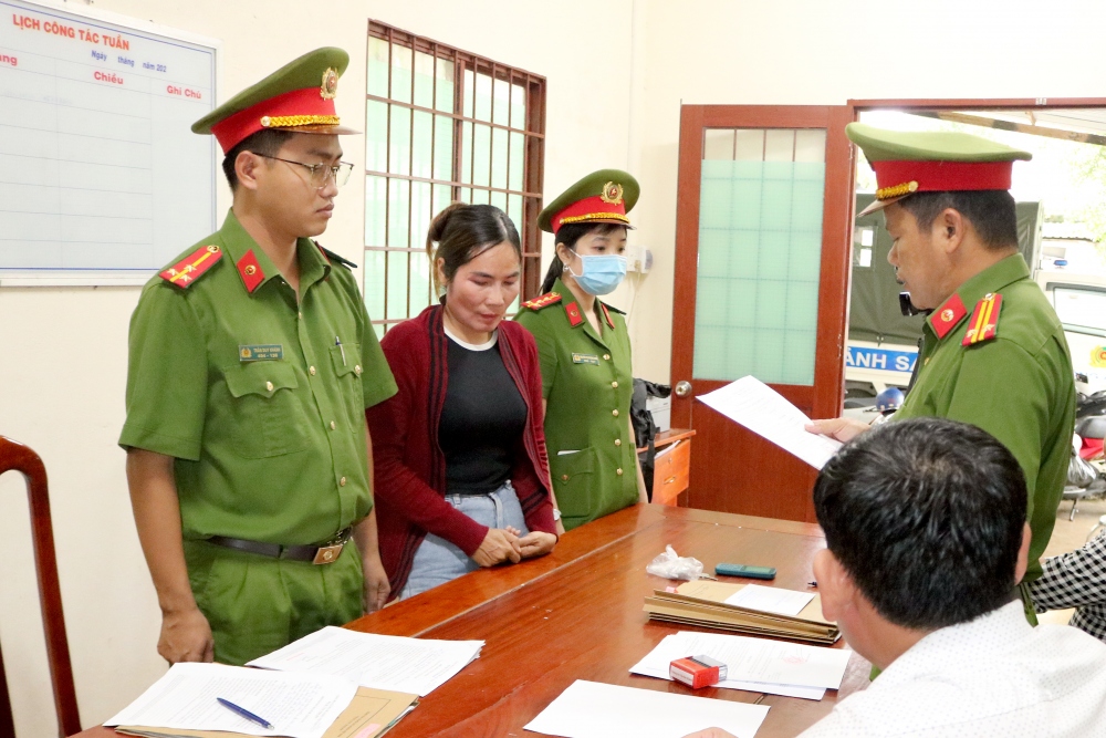 Công an tỉnh Trà Vinh thi hành lệnh bắt tạm giam Hồ Thị Thắm