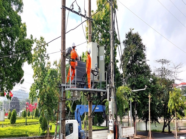 Công nhân Điện lực TP Yên Bái kiểm tra, xử lý tồn tại các trạm biến phân phối
