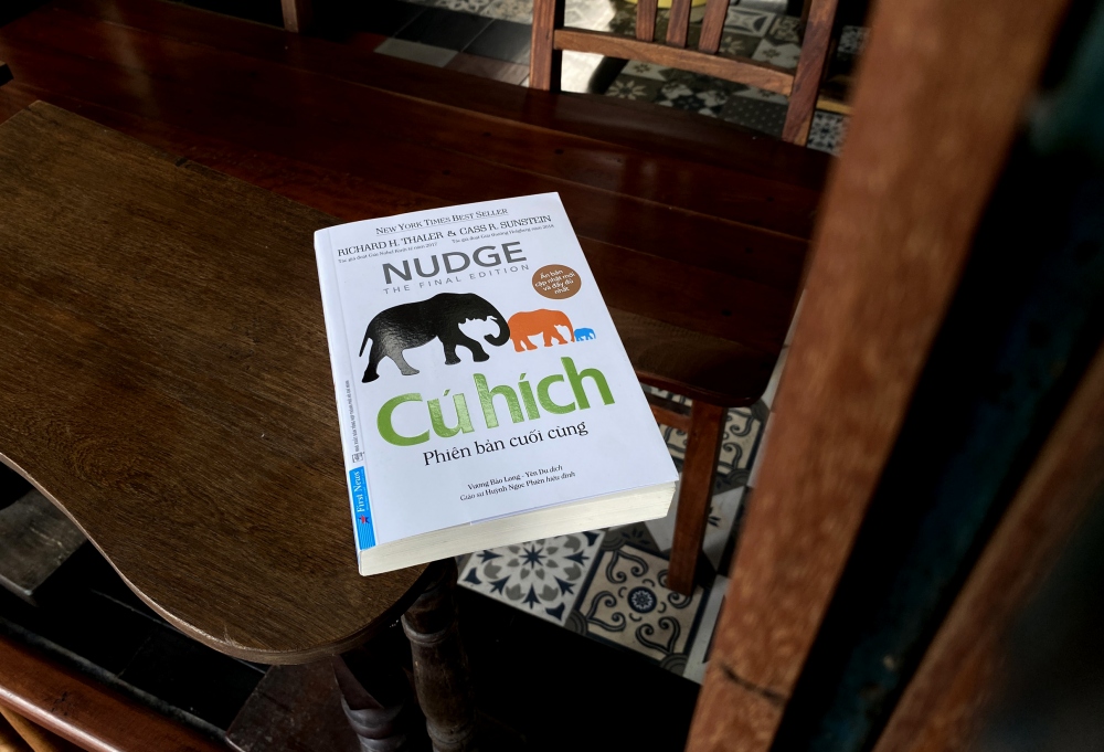 "Cú hích" - quyển sách nổi tiếng của tác giả Nobel 2017 Richard H. Thaler và người đoạt giải Holberg 2018 Cass R. Sunstein.