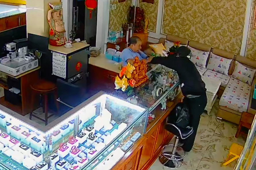 Nghi phạm Tam tấn công chủ tiệm vàng được camera ghi lại. (Ảnh chụp màn hình).