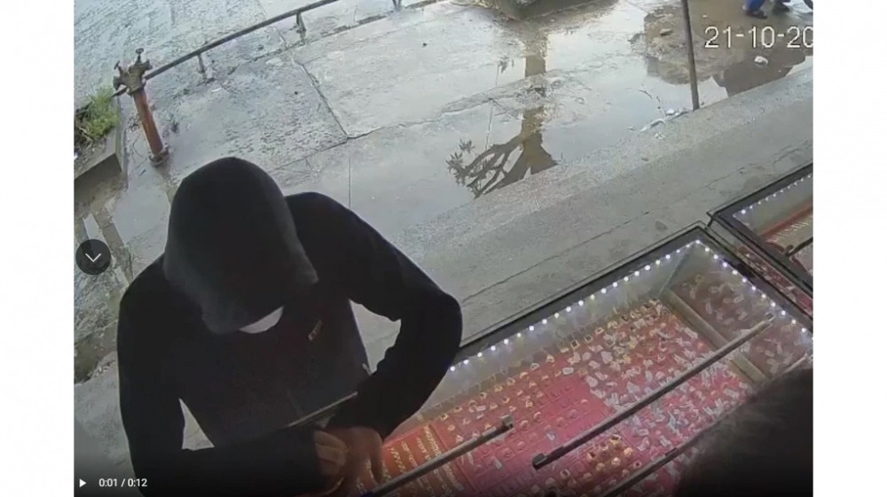 Hình ảnh camera đối tượng bịt kín mặt khi gây án.