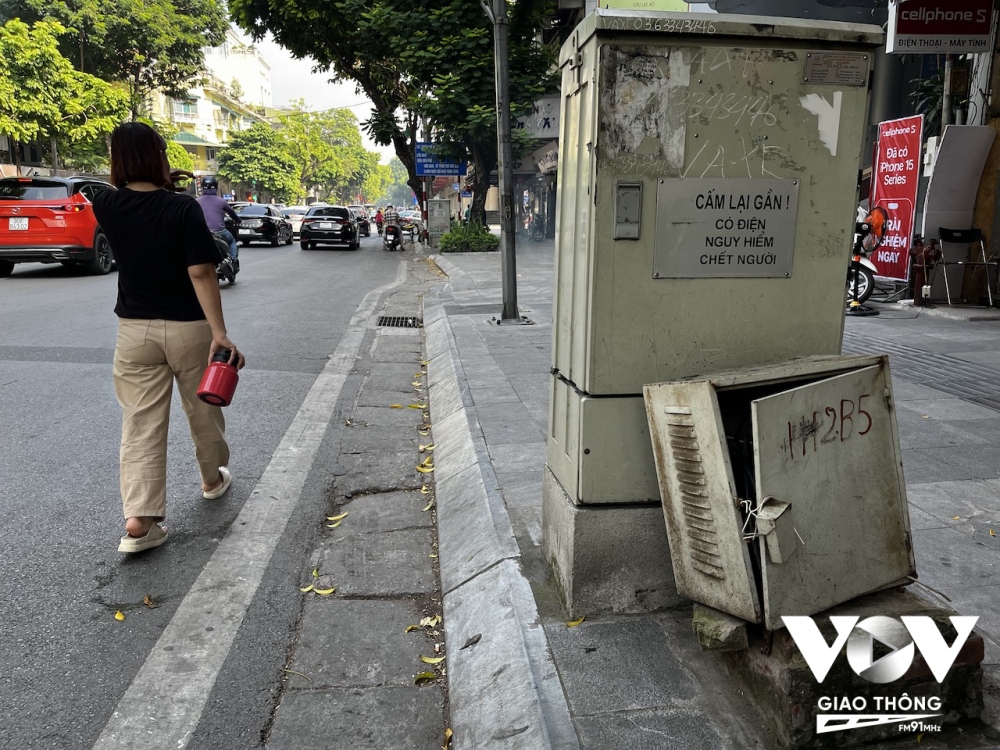 Việc trạm điện hỏng hóc, cũ nát, hay bị vẽ bậy, dán quảng cáo tất nhiên không phải hoàn toàn thuộc trách nhiệm của ngành điện, thế nhưng, là đơn vị quản lý, điện lực thành phố cần có các giải pháp để xử lý, bởi có hàng trăm, hàng ngàn những bốt điện như thế này trên phố, đang ảnh hưởng trực tiếp đến mỹ quan đường phố. Chưa kể đến vấn đề an toàn cho người dân